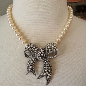 Elegant Pearl and Silver Bow Necklace